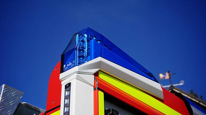 Das integrierte eCall-System des BMW setzte einen Notruf ab und alarmierte so die Einsatzkräfte der Feuerwehr und des Rettungsdienstes. (Symbolbild)
