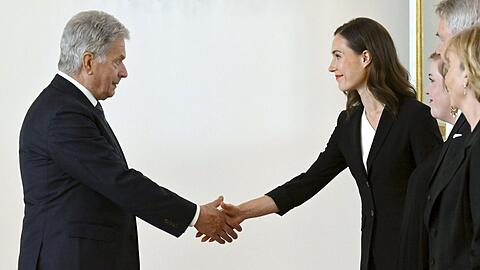 Präsident Sauli Niinistö und die scheidende Ministerpräsidentin Sanna Marin.