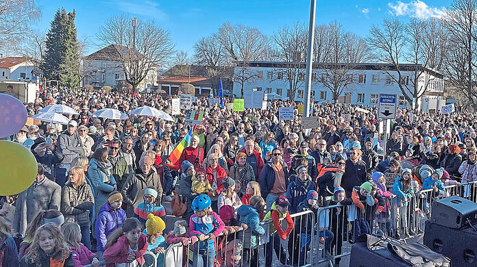Die Menschen in Holzkirchen wollen ein Zeichen setzen gegen Hass und Hetze.  Fotos: Ralph Hub