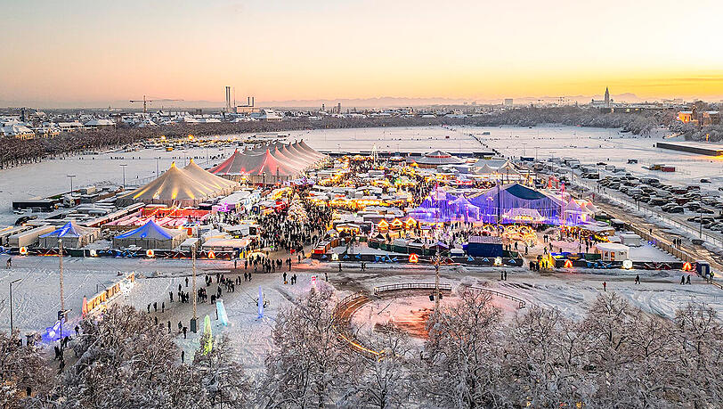 Leuchtende Zeltstadt im Herzen Münchens: das Tollwood Winterfestival.