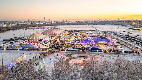 Leuchtende Zeltstadt im Herzen Münchens: das Tollwood Winterfestival.