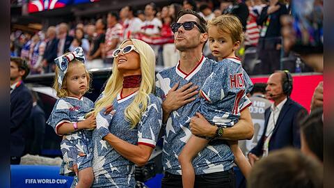 Medienprofi Paris Hilton wusste den Stadionbesuch f&uuml;r ein glamour&ouml;ses Familienfoto zu nutzen.