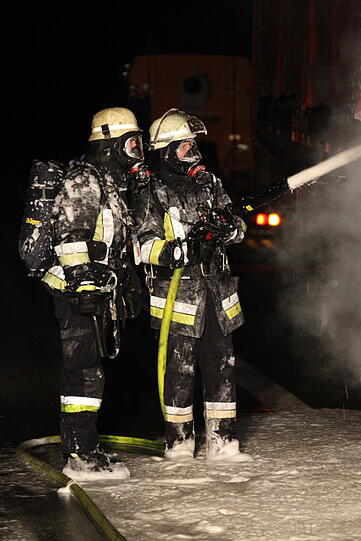 Auf der A94 steht ein Lkw in Flammen: Die Bilder vom Feuerwehreinsatz.