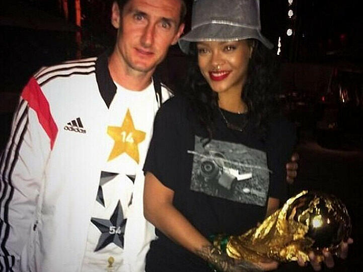 Rihanna, Klose und der Pokal
