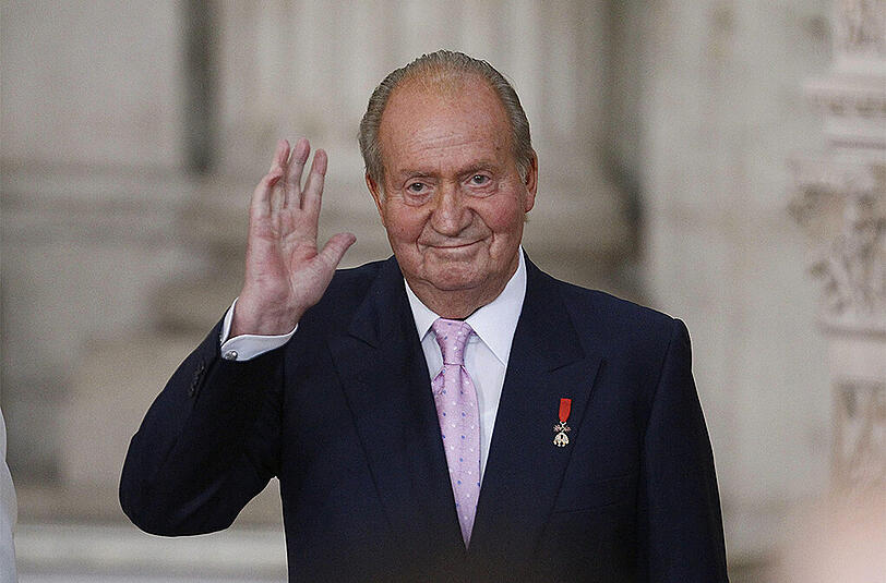 Der frühere spanische König Juan Carlos muss sich einer Vaterschaftsklage stellen. Eine zweite Klage wurde vom Gericht zurückgewiesen.
