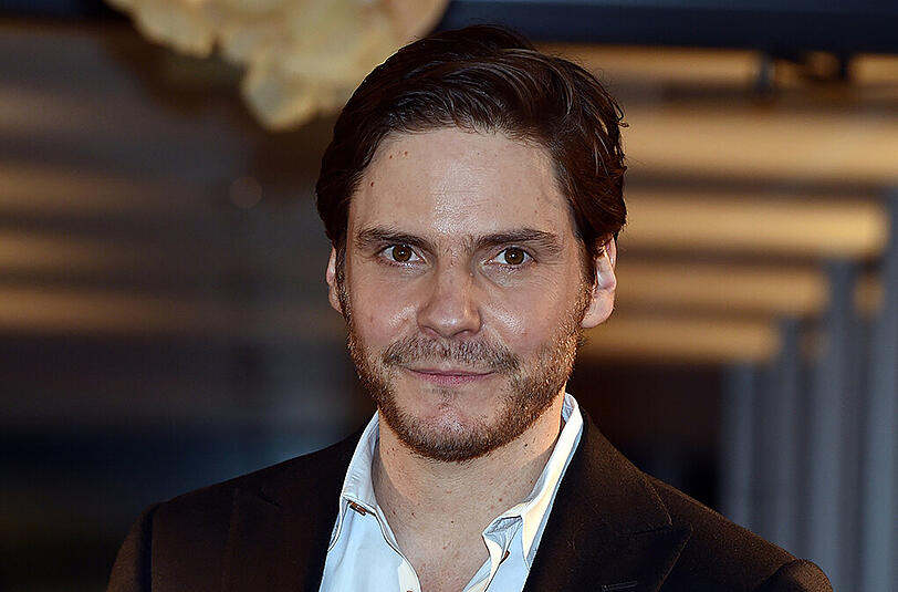 Daniel Brühl: "Meine Schwester, mein Bruder und ich werden die Sklavenarbeiten verrichten und unsere Mutter wird die absolute Chefin sein. Wir mögen spanische Sachen, zum Beispiel Fischgerichte. Deutsche Weihnachtsgerichte sind aber schon auch echt der Knaller: Mein Bruder und ich mögen sehr gerne Gans."