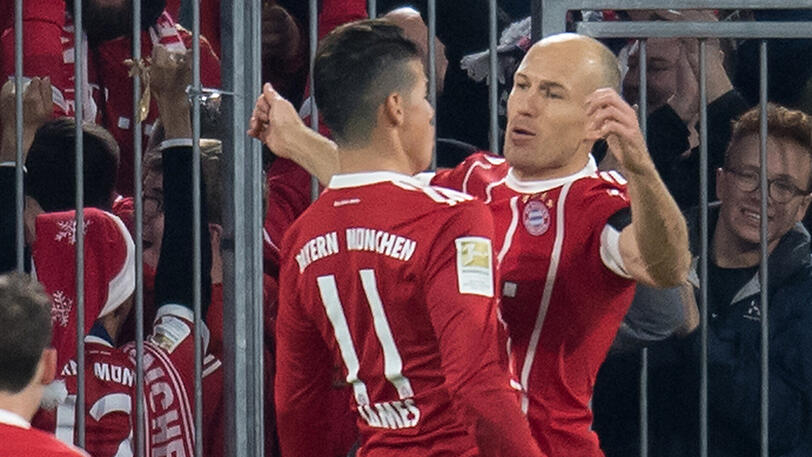 Gute Laune bei den Bayern! Vorbereiter Robben und Vollstrecker James feiern das 1:0.