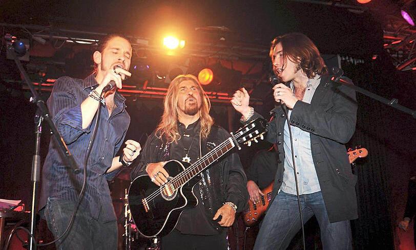 Bei seinem Comeback 2009: Abi mit seinen Söhnen Tal und Gil (r.).