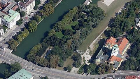 Das Müller'sche Volksbad (rechts im Bild) liegt direkt an der Isar.