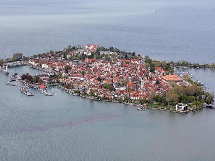 Blick über den Bodensee mit der Insel Lindau. Foto: Thomas Warnack/dpa/Archivbild