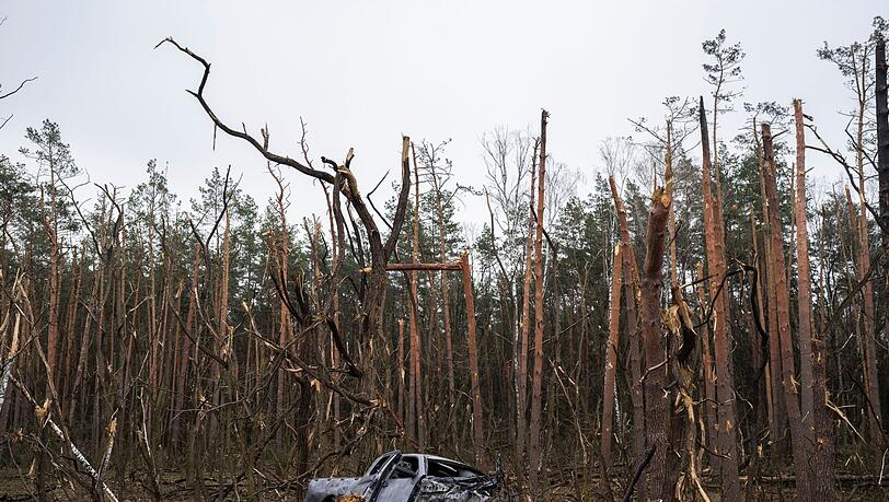 Die ausgebrannten Überreste eines Autos liegen nach einem Gefecht zwischen russischen und ukrainischen Truppen am Straßenrand. Die ausgebrannten Überreste eines Autos liegen nach einem Gefecht zwischen russischen und ukrainischen Truppen am Straßenrand.