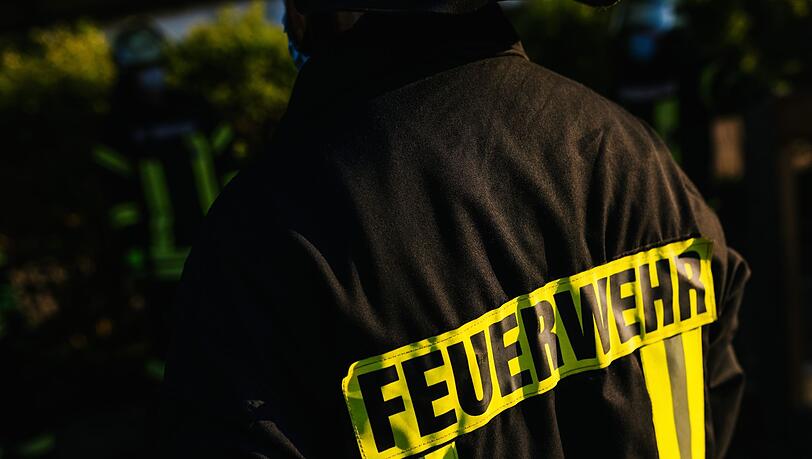 Ein Feuerwehrmann in Schutzkleidung.