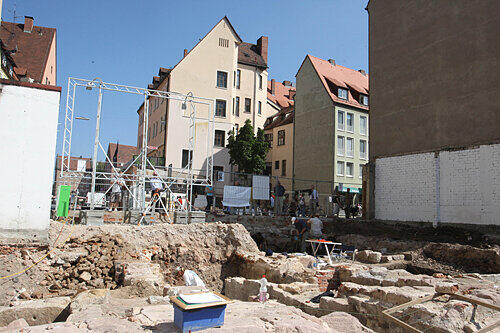 An der Ausgrabungsstelle versammeln sich täglich viele Zaungäste: Nicht alle sind den Bamberger Archäologen wohlgesonnen &ndash; oft aus Unwissenheit über die Finanzierung des Projekts.