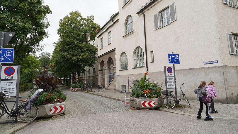 Statt vieler parkender Autos ist vor der Simmernschule nun viel Freifläche hinter den zwei Pflanztrögen, die das Baureferat aufgestellt hat. Statt vieler parkender Autos ist vor der Simmernschule nun viel Freifläche hinter den zwei Pflanztrögen, die das Baureferat aufgestellt hat.