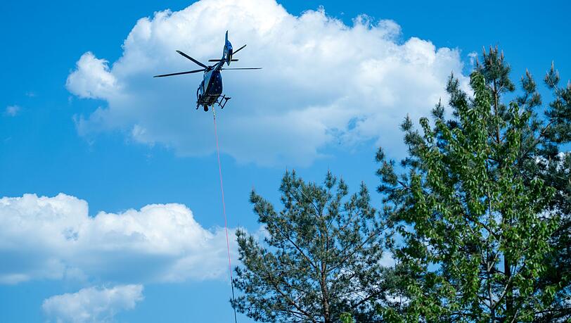 Einen Tag nach Ausbruch des Waldbrands waren weiterhin mehrere Hubschrauber für die Löscharbeiten im Einsatz.