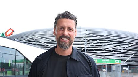 In der Augsburger WWK Arena soll der neue Trainer Sandro Wagner für Fußballfeste sorgen.