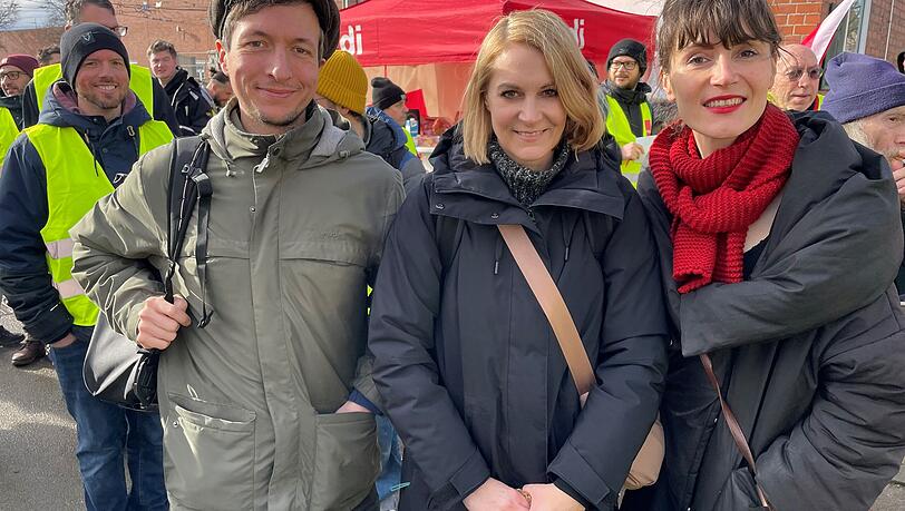 Die Linke auf der Verdi-Kundgebung: v.l. Christian Schwarzenberger, Nicole Gohlke, Lara Pr&ouml;l&szlig;.