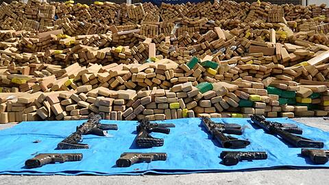 Neben dem Marihuana wurden auch Waffen gefunden.