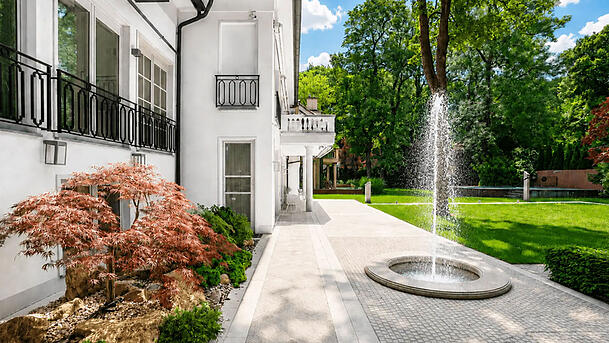 Im Garten der Villa befindet sich auch ein Springbrunnen.