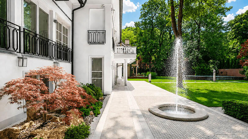 Im Garten der Villa befindet sich auch ein Springbrunnen.