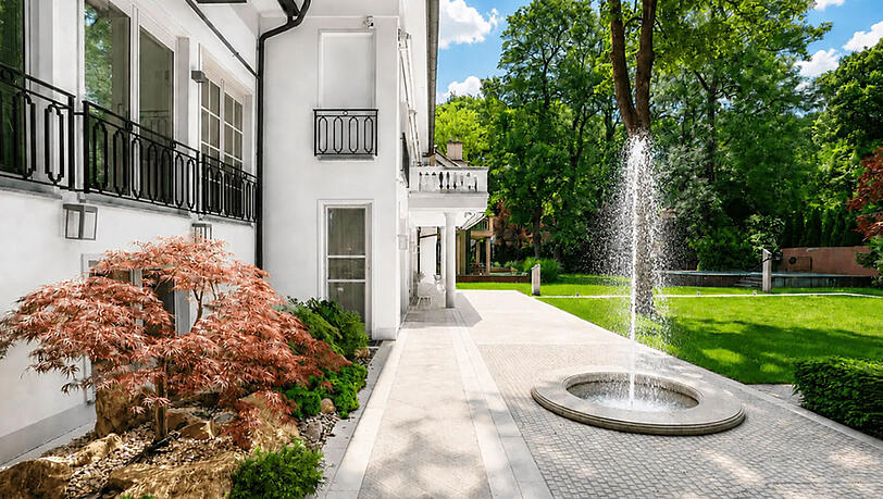 Im Garten der Villa befindet sich auch ein Springbrunnen. Im Garten der Villa befindet sich auch ein Springbrunnen.