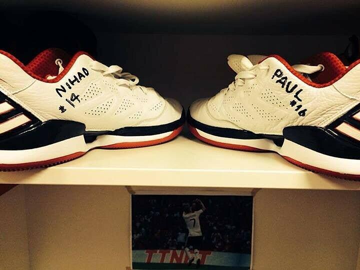 Ein Gruß an die Verletzten Nihad Djedovic und Paul Zipser: Die Schuhe von Kapitän Steffen Hamann.