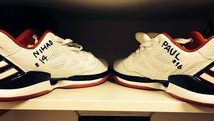 Ein Gruß an die Verletzten Nihad Djedovic und Paul Zipser: Die Schuhe von Kapitän Steffen Hamann. Ein Gruß an die Verletzten Nihad Djedovic und Paul Zipser: Die Schuhe von Kapitän Steffen Hamann.