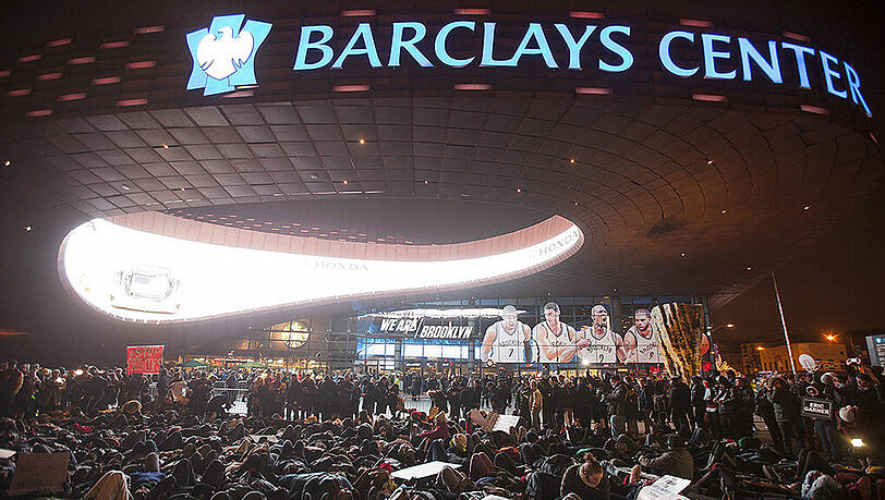 In New York legten sich Demonstranten bei einem "Die in" auf den Boden. In New York legten sich Demonstranten bei einem "Die in" auf den Boden.