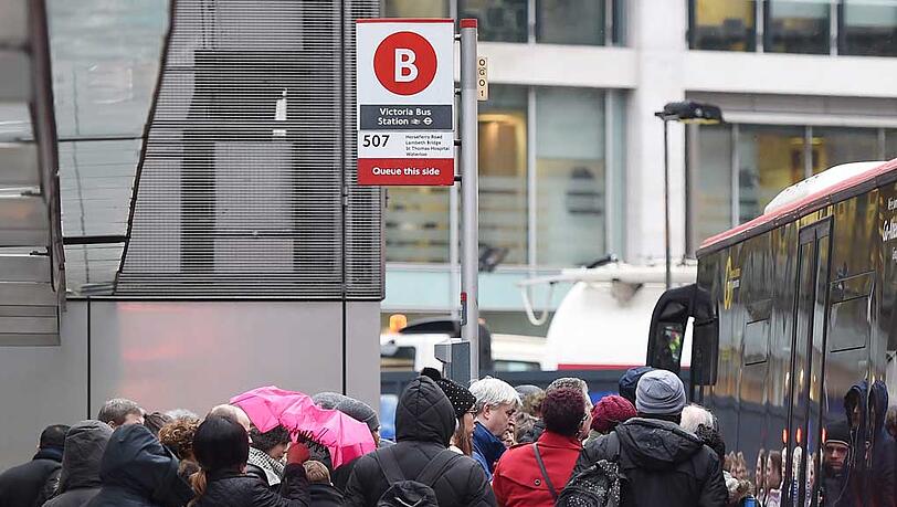 Öffentlicher Nahverkehr in London: Bus-Passagiere an der Victoria Station. Öffentlicher Nahverkehr in London: Bus-Passagiere an der Victoria Station.
