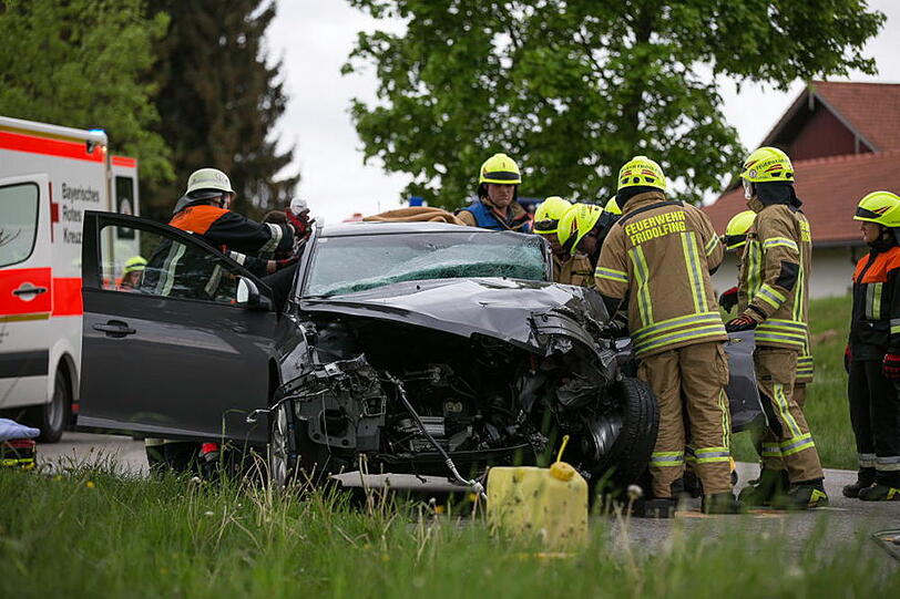 Bei Fridolfing kam ein 73-Jähriger auf die Gegenfahrbahn und kollidierte mit einem entgegenkommenden Pkw.