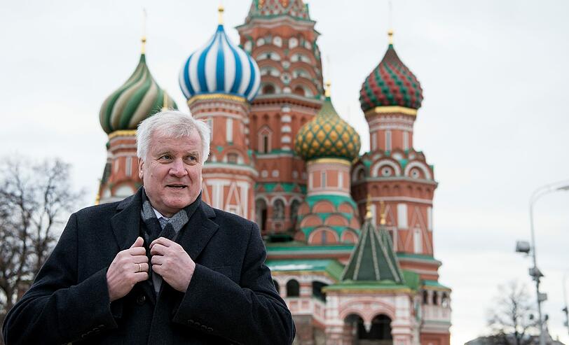 Trotzt der russichen Kälte: CSU-Chef Horst Seehofer spricht auf dem Roten Platz in Moskau vor der Basilius-Kathedrale mit Journalisten.