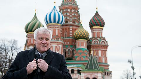 Trotzt der russichen Kälte: CSU-Chef Horst Seehofer spricht auf dem Roten Platz in Moskau vor der Basilius-Kathedrale mit Journalisten.