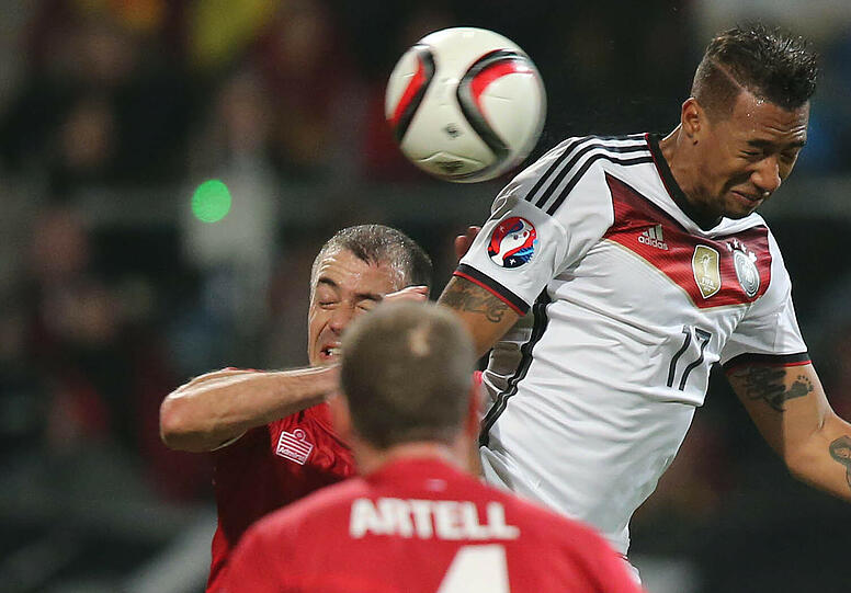 Jerome Boateng bildet zusammen mit...
