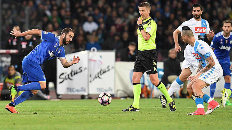 Juventus-Star Gonzalo Higuain (links) hielt Neapels Abwehrreihen in Bewegung.