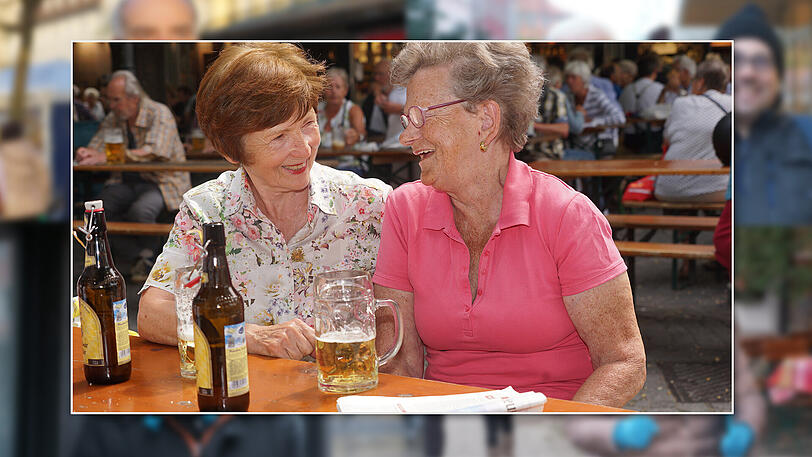 Rentnerinnen v.l. Hildegard (71) und Marion (75). 
Hildegard: "Unsere Freundschaft währt jetzt seit 28 Jahren - wir hatten uns mal auf einem 
Urlaub in Niederbayern kennengelernt. Am liebsten sitzen wir zusammen im Biergarten am Viktualienmarkt, 
gönnen uns ein Radler und essen eine Fischsemmel dazu. Überhaupt kommen wir dort schnell mit netten Leuten ins  Gespräch - 
dann ratscht man miteinander und verbringt eine gute Zeit.  
Ich bin mittlerweile jeden Morgen dankbar, wenn ich gesund aufstehen kann."
Marion: "Ich hatte ein Geschäft in Haidhausen und habe daher viele gute Bekannte. 48 Jahre lang habe ich  gearbeitet - doch inzwischen 
ist für mich die Zeit als Rentnerin ebenfalls toll. Erst vor kurzem hatte ich mit meinem Mann Goldene Hochzeit.  Gegenseitige 
Wertschätzung ist wunderbar. Außerdem liebe ich es, eine Schiffahrt am 
Starnberger See zu machen. Ich bin immer unterwegs, Langeweile gibt es bei mir nicht. Zweimal die Woche mache  ich Gymnastik. 
Das hält mich fit und macht Spaß. Und ich mag es im Schneider Bräuhaus im Tal Weißwurstfrühstück 
zu essen."