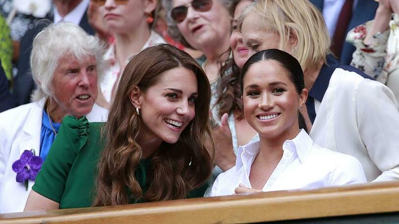 Lächeln nur für die Kameras? Herzogin Kate (l.) und Herzogin Meghan im vergangenen Jahr in Wimbledon.