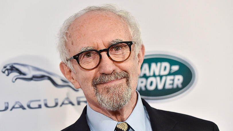 Jonathan Pryce wird als der Neue in "The Crown" gehandelt.