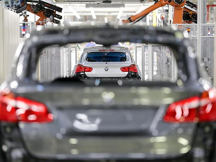 Produktion im BMW-Werk Leipzig: Der Autobauer hat angesichts der Schwierigkeiten auf den weltweiten Automärkten im vergangenen Jahr einen deutlichen Gewinneinbruch erlitten.