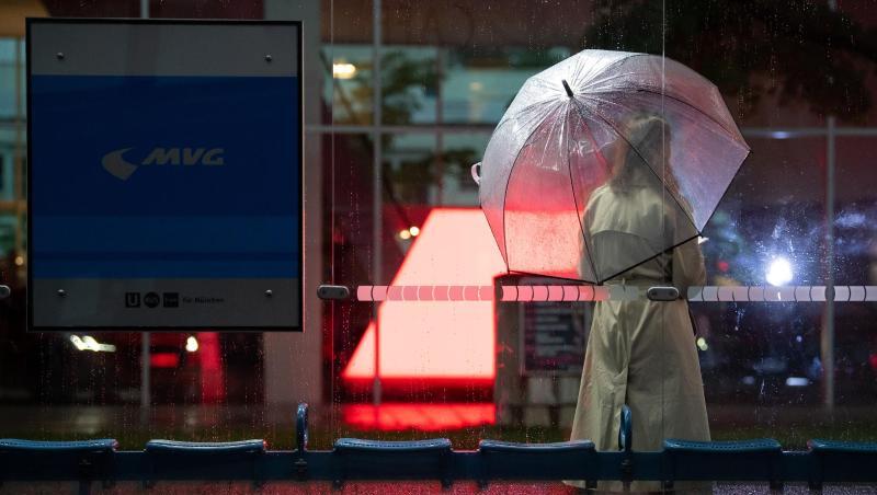 Eine Frau wartet mit ihrem Regenschirm an einer Bushaltestelle auf den Bus. Foto: Sven Hoppe Eine Frau wartet mit ihrem Regenschirm an einer Bushaltestelle auf den Bus. Foto: Sven Hoppe