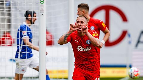 Lewis Holtby traf zum Kieler 3:1 in Rostock.