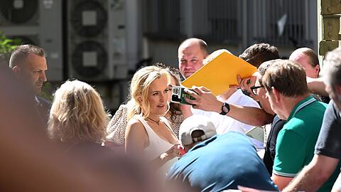 Vor dem Deutschen Theater hatten sich viele Fans eingefunden. Geduldig erfüllte Anderson ihre Wünsche nach Autogrammen und Selfies.