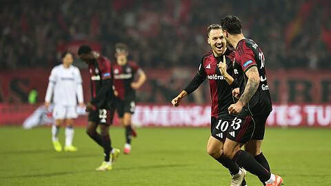 Julian Justvan (l) er&ouml;ffnet den N&uuml;rnberger Torreigen.