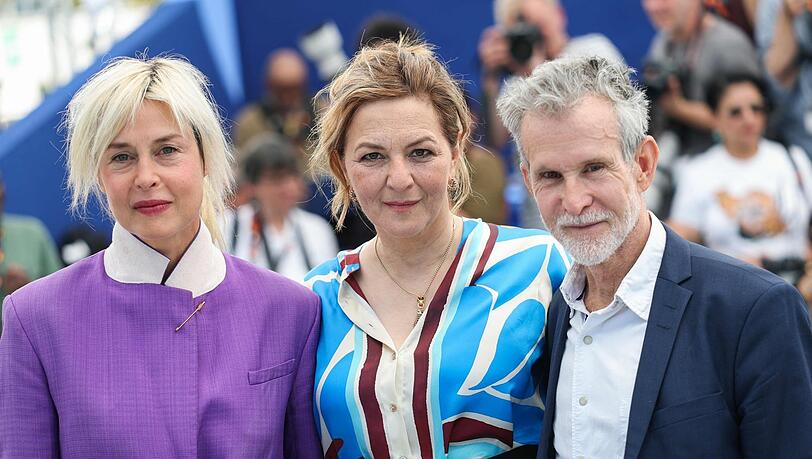 Susanne Wolff (l-r), Martina Gedeck und Ulrich Matthes während eines Fototermins für den Film "Heimsuchung" bei der 79. Ausgabe der Filmfestspiele in Cannes. Susanne Wolff (l-r), Martina Gedeck und Ulrich Matthes während eines Fototermins für den Film "Heimsuchung" bei der 79. Ausgabe der Filmfestspiele in Cannes.