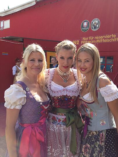 Auch Alessandra Pocher (früher Meyer-Wölden) feiert heuer auf der Wiesn. Hier im Bild mit Isabella Müller-Reinhardt un Giulia Siegel.