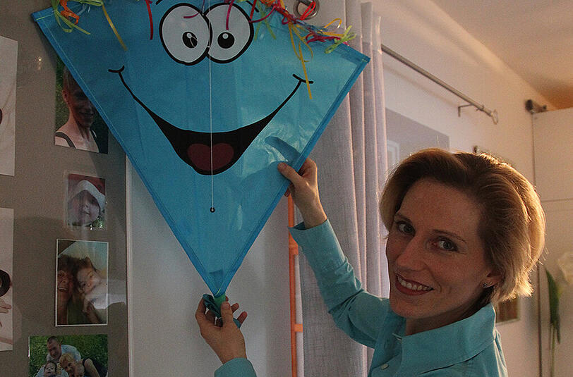 Ein Lächeln für Sten: Der Drache war das Abschiedsgeschenk der Kinder im &bdquo;AtemReich&ldquo;. Jedes Kind hat eine Schleife gebunden.