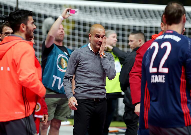 Nach dem letzten von Douglas Costa verwandelten Elfmeter fließen beim scheidenden Bayern-Trainer Pep Guardiola die Tränen. Tränen der Freude, der Erleichterung. Der angestaute Stress bricht sich seine Bahn.