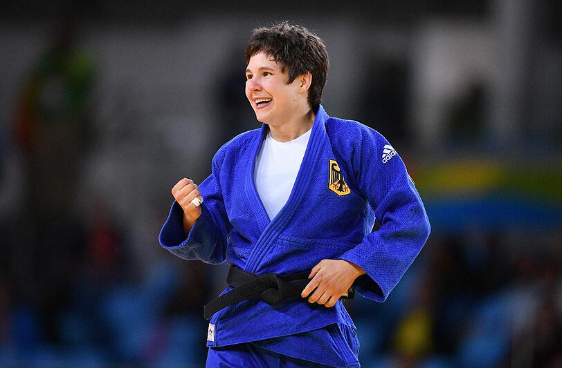 Laura Vargas-Koch, Bronzemedaillen-Gewinnerin im Judo, muss vor jedem Kampf erstmal richtig Bodenhaftung haben: «Ich streife mit den Füßen über die Matte und springe dann hoch. Ich kann dadurch die Matte besser spüren.»