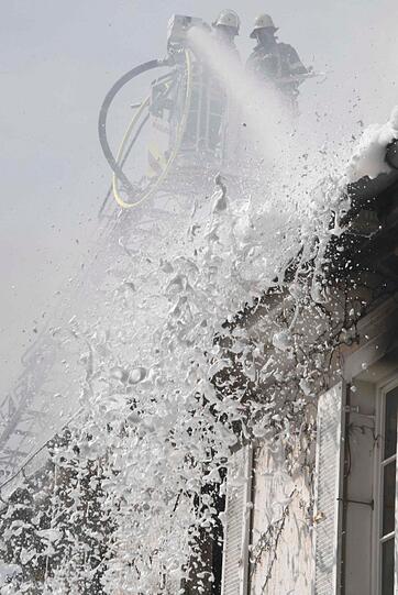 Das Feuer breitete sich vom Obergeschoss unters Dach aus.