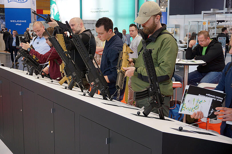 Einmal ein Sturmgewehr in den Händen halten: Bei Heckler & Koch war zeitweise so viel los, dass die Mitarbeiter Alarm schlugen, dass sie weiteres Aufsichtspersonal benötigen.