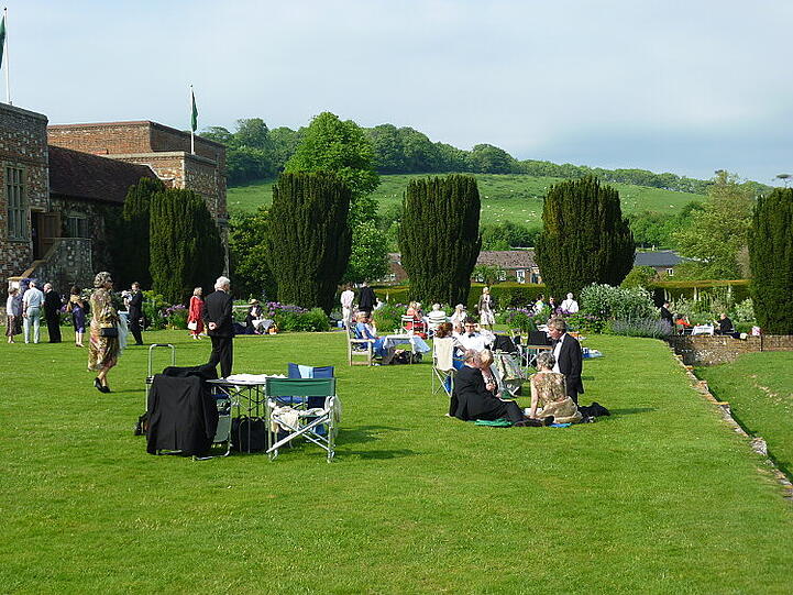 Die berühmte Wiese vor dem Opernhaus in Glyndebourne, wo sich die Gäste in der großen Pause zum
traditionellen Picknick treffen.